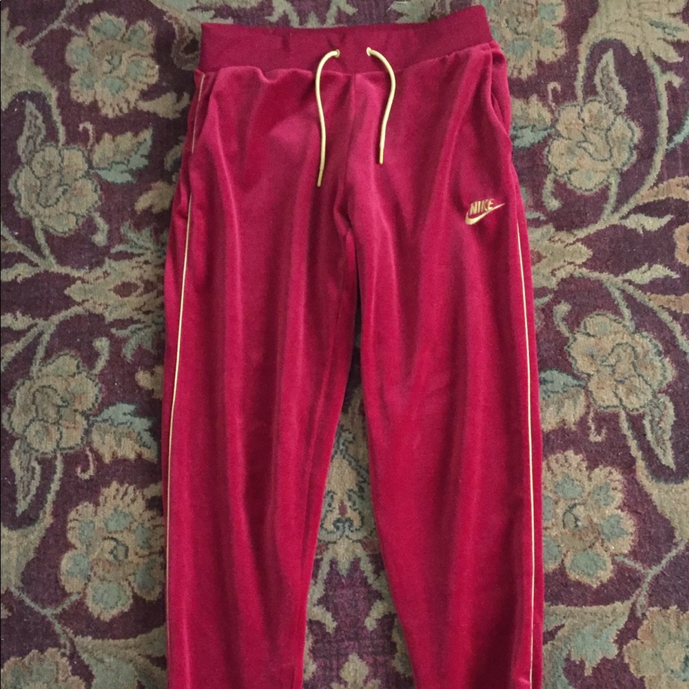 Small fit like a medium woman’s velvet
